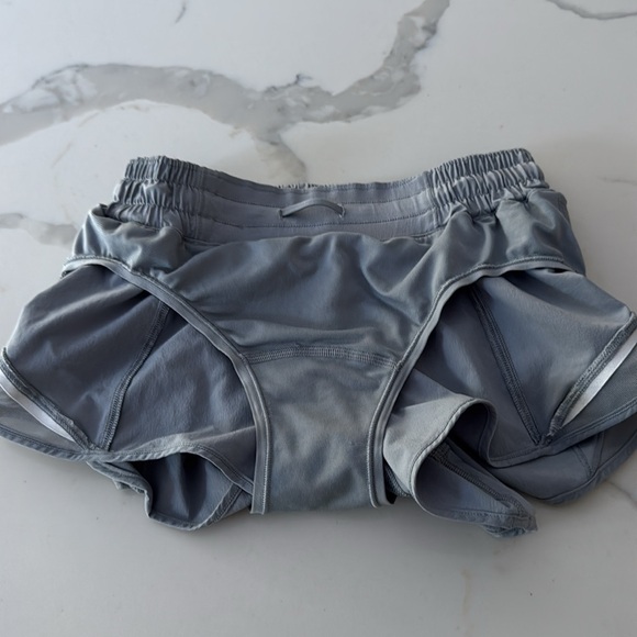 Lululemon hotty hot 2.5 low rise light gray shorts. Size 4. - Picture 4 of 7